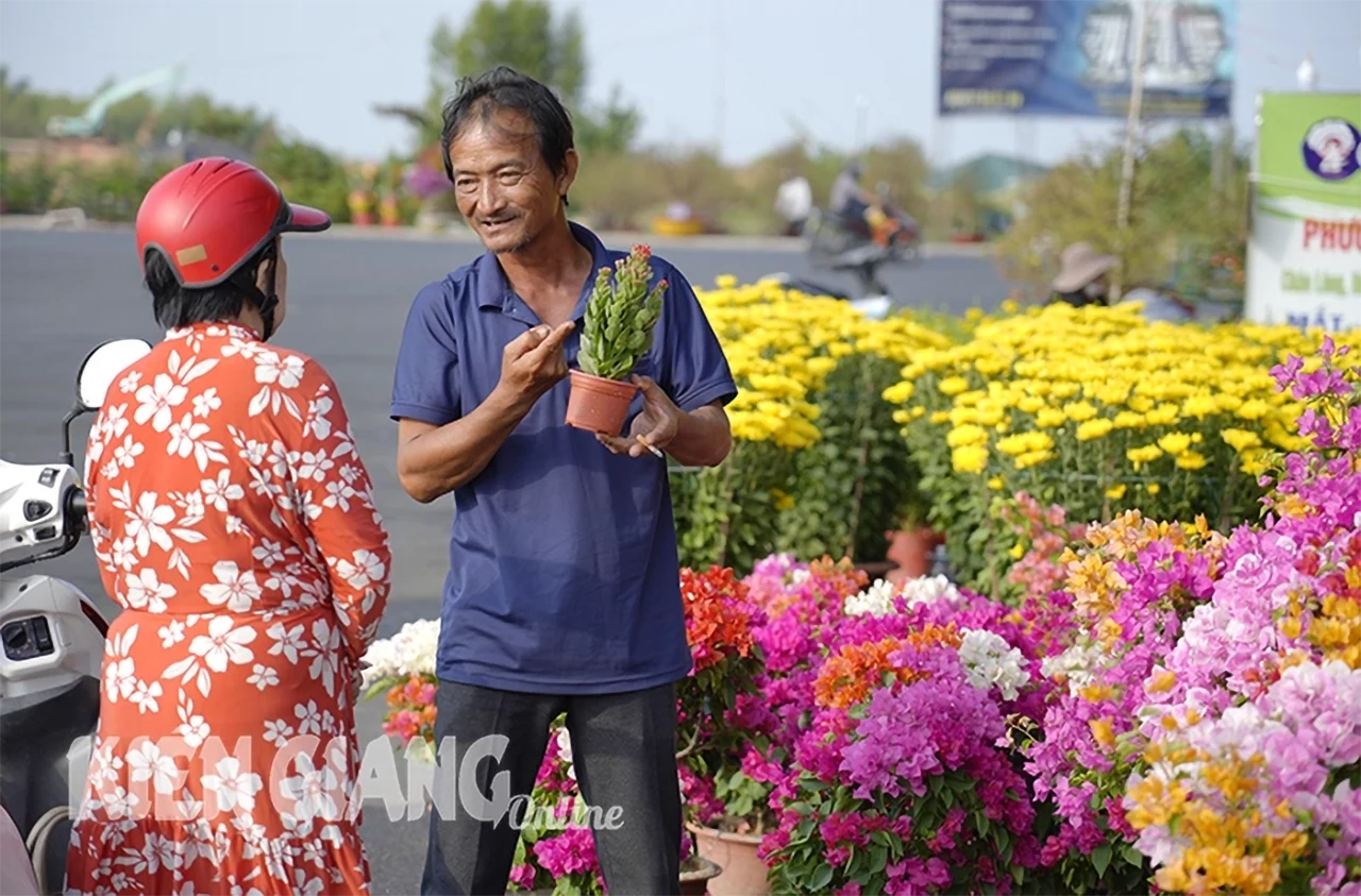Người dân chọn mua hoa tại chợ hoa quảng trường Trần Quảng Khải. Ảnh: TÂY HỒ